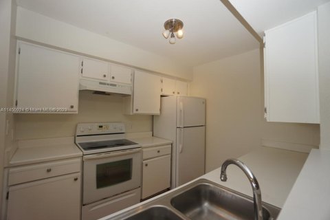 Condominio en venta en Oakland Park, Florida, 1 dormitorio, 77.48 m2 № 1980010 - foto 16