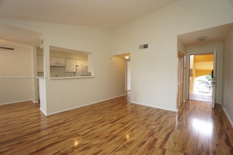 Condominio en venta en Oakland Park, Florida, 1 dormitorio, 77.48 m2 № 1980010 - foto 10