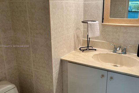 Condo in Aventura, Florida, 1 bedroom  № 2001384 - photo 16