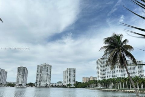Condo in Aventura, Florida, 1 bedroom  № 2001384 - photo 15