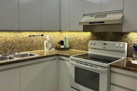 Condo in Aventura, Florida, 1 bedroom  № 2001384 - photo 12