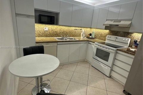 Condo in Aventura, Florida, 1 bedroom  № 2001384 - photo 13