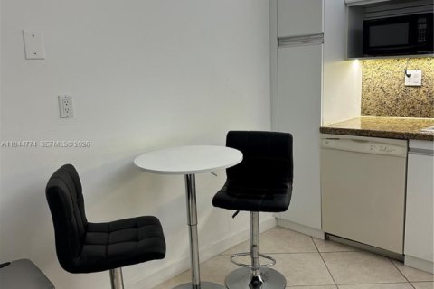 Condo in Aventura, Florida, 1 bedroom  № 2001384 - photo 11