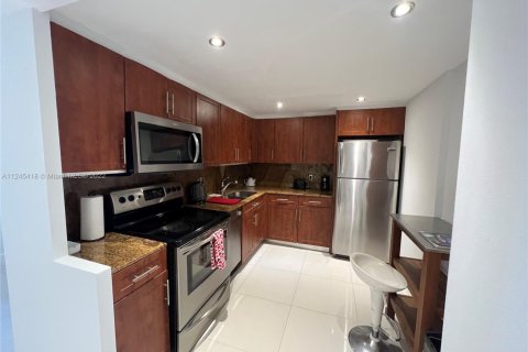 Condo in Miami Beach, Florida, 1 bedroom  № 1763513 - photo 2