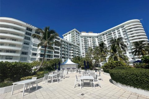 Condo in Miami Beach, Florida, 1 bedroom  № 1763513 - photo 16