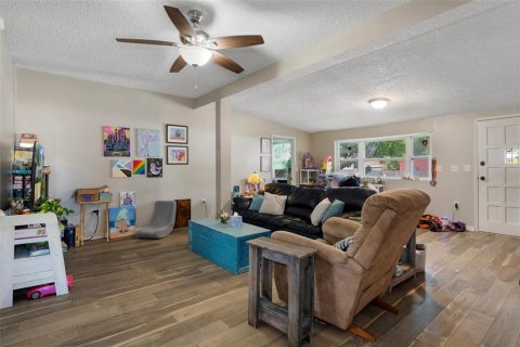 House in Saint Petersburg, Florida 5 bedrooms, 230.03 sq.m. № 1648697 - photo 9