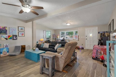 House in Saint Petersburg, Florida 5 bedrooms, 230.03 sq.m. № 1648697 - photo 10