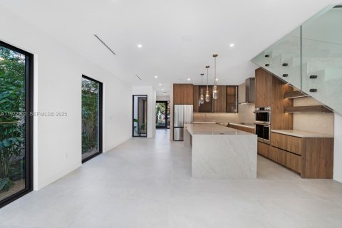 Купить таунхаус в Майами, Флорида 4 спальни, 244.89м2, № 1984591 - фото 9