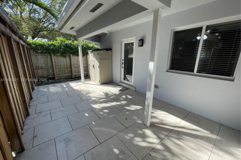 Villa ou maison à louer à Miami, Floride: 2 chambres, 200.11 m2 № 1991200 - photo 12