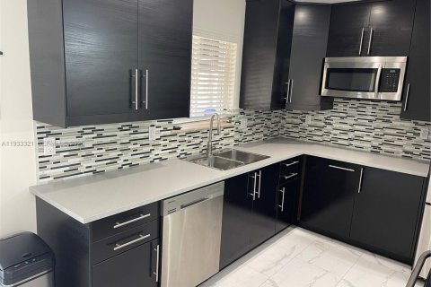 Villa ou maison à louer à Miami, Floride: 2 chambres, 200.11 m2 № 1991200 - photo 2