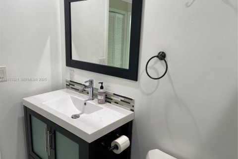 Villa ou maison à louer à Miami, Floride: 2 chambres, 200.11 m2 № 1991200 - photo 10