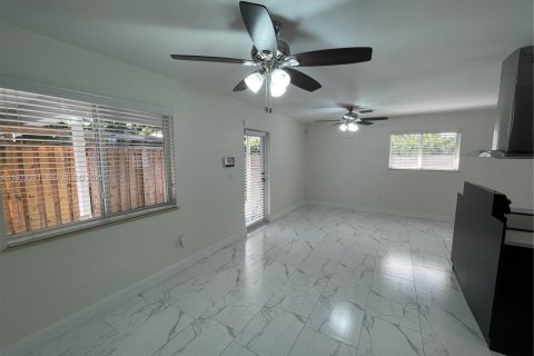 Villa ou maison à louer à Miami, Floride: 2 chambres, 200.11 m2 № 1991200 - photo 5
