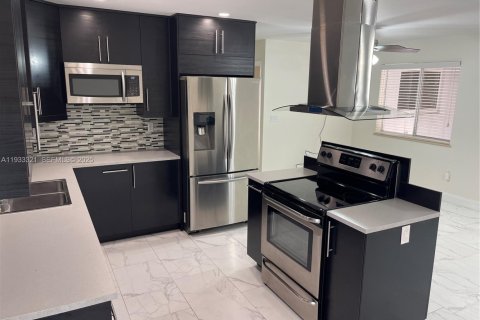 Villa ou maison à louer à Miami, Floride: 2 chambres, 200.11 m2 № 1991200 - photo 1