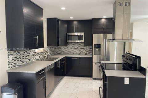 Villa ou maison à louer à Miami, Floride: 2 chambres, 200.11 m2 № 1991200 - photo 3