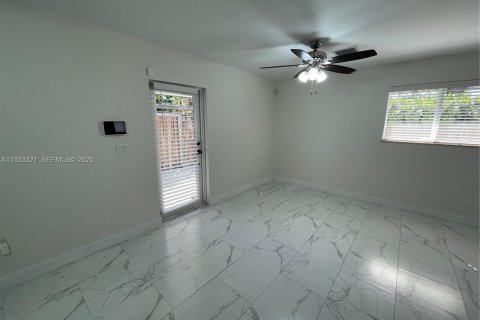 Villa ou maison à louer à Miami, Floride: 2 chambres, 200.11 m2 № 1991200 - photo 4