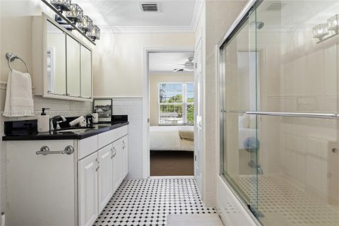 House in Wilton Manors, Florida 3 bedrooms, 148.27 sq.m. № 2189259 - photo 15
