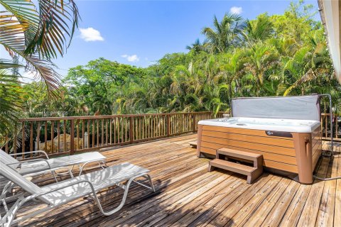 House in Wilton Manors, Florida 3 bedrooms, 148.27 sq.m. № 2189259 - photo 23
