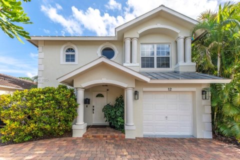 House in Wilton Manors, Florida 3 bedrooms, 148.27 sq.m. № 2189259
