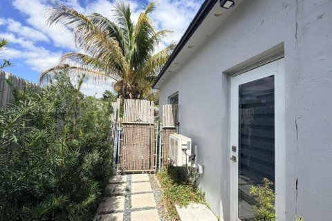 Villa ou maison à louer à Miami, Floride: 1 chambre, 128.58 m2 № 2042286 - photo 2
