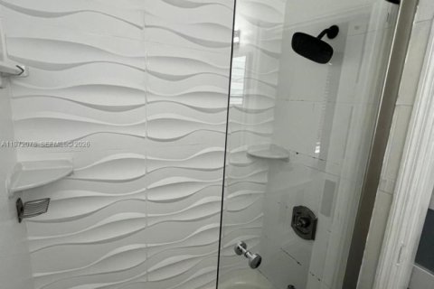 Villa ou maison à louer à Miami, Floride: 1 chambre, 128.58 m2 № 2042286 - photo 12