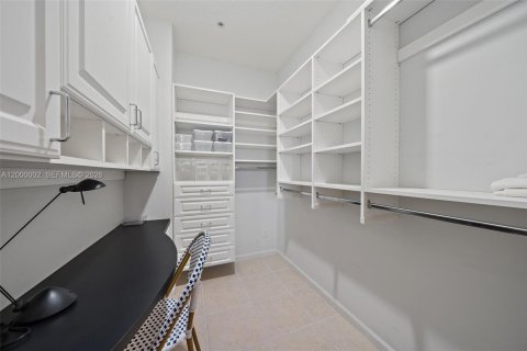 Купить кондоминиум в Хатчинсон-Айленд-Саут, Флорида 2 спальни, 148.64м2, № 2072647 - фото 21