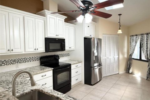 House in Punta Gorda, Florida 2 bedrooms, 146.04 sq.m. № 2395929 - photo 5