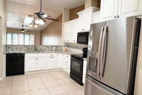 House in Punta Gorda, Florida 2 bedrooms, 146.04 sq.m. № 2395929 - photo 6