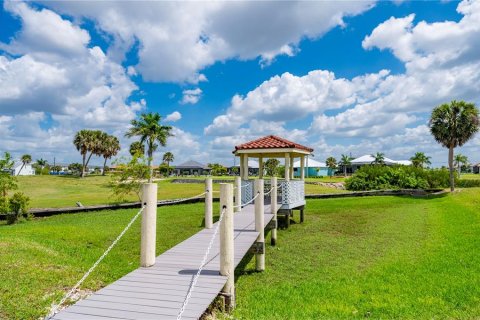 House in Punta Gorda, Florida 2 bedrooms, 146.04 sq.m. № 2395929 - photo 16