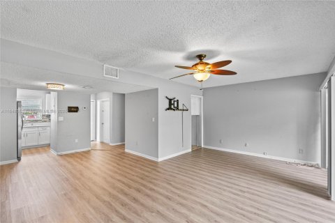 Copropriété à vendre à Tamarac, Floride: 2 chambres, 99.59 m2 № 1332615 - photo 10