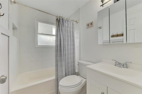 House in Englewood, Florida 2 bedrooms, 91.97 sq.m. № 1905625 - photo 24