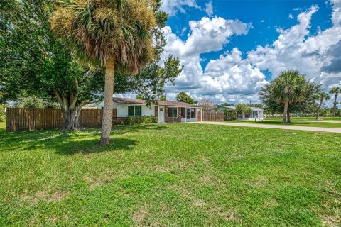 House in Englewood, Florida 2 bedrooms, 91.97 sq.m. № 1905625 - photo 4