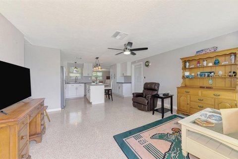 House in Englewood, Florida 2 bedrooms, 91.97 sq.m. № 1905625 - photo 8