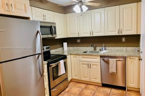 Condo in Hollywood, Florida, 1 bedroom  № 1943379 - photo 6