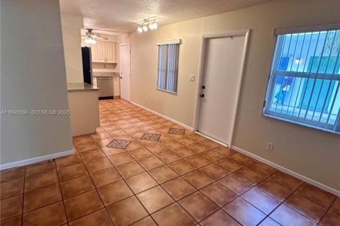 Condo in Hollywood, Florida, 1 bedroom  № 1943379 - photo 27