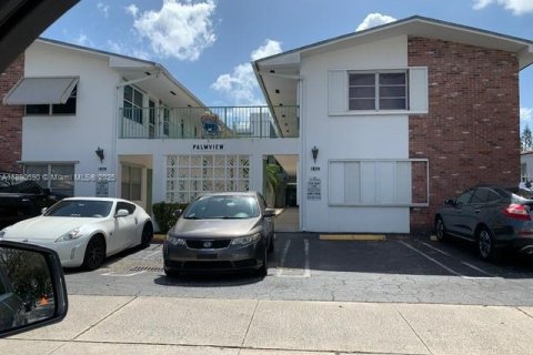Condo in Hollywood, Florida, 1 bedroom  № 1943379 - photo 2