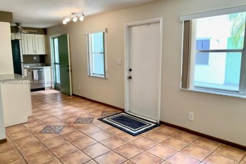 Condo in Hollywood, Florida, 1 bedroom  № 1943379 - photo 14