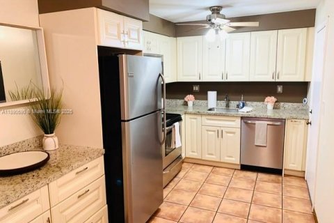 Condo in Hollywood, Florida, 1 bedroom  № 1943379 - photo 5