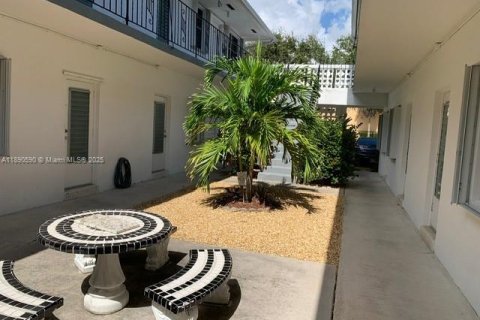 Condo in Hollywood, Florida, 1 bedroom  № 1943379 - photo 8