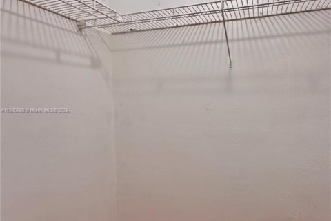 Condo in Hollywood, Florida, 1 bedroom  № 1943379 - photo 16