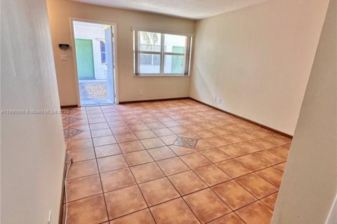 Condo in Hollywood, Florida, 1 bedroom  № 1943379 - photo 17