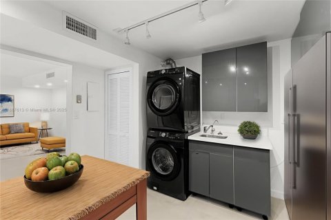 Condo in Key Biscayne, Florida, 2 bedrooms  № 1938793 - photo 12