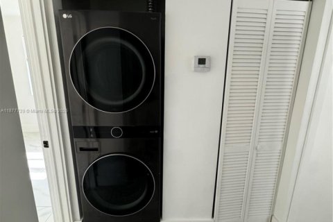 Снять в аренду квартиру в Майами, Флорида 3 спальни, 350.52м2, № 1922747 - фото 11