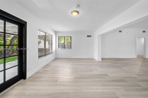 House in North Bay Village, Florida 4 bedrooms, 204.38 sq.m. № 2033456 - photo 17