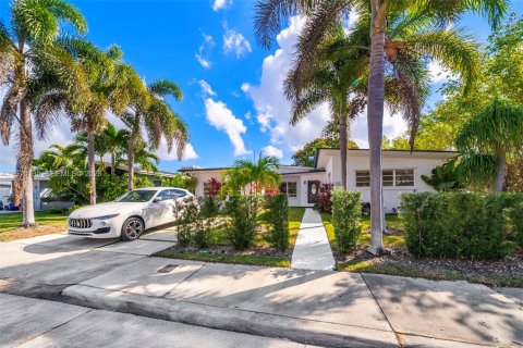 House in North Bay Village, Florida 4 bedrooms, 204.38 sq.m. № 2033456 - photo 1