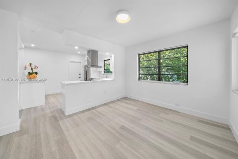 House in North Bay Village, Florida 4 bedrooms, 204.38 sq.m. № 2033456 - photo 9