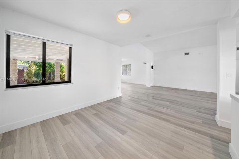 House in North Bay Village, Florida 4 bedrooms, 204.38 sq.m. № 2033456 - photo 14