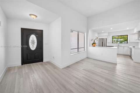 House in North Bay Village, Florida 4 bedrooms, 204.38 sq.m. № 2033456 - photo 3