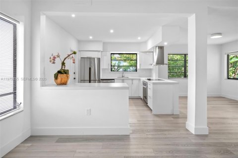 House in North Bay Village, Florida 4 bedrooms, 204.38 sq.m. № 2033456 - photo 4