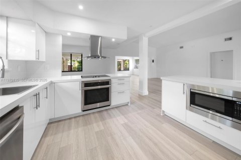 House in North Bay Village, Florida 4 bedrooms, 204.38 sq.m. № 2033456 - photo 7