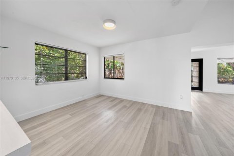 House in North Bay Village, Florida 4 bedrooms, 204.38 sq.m. № 2033456 - photo 13